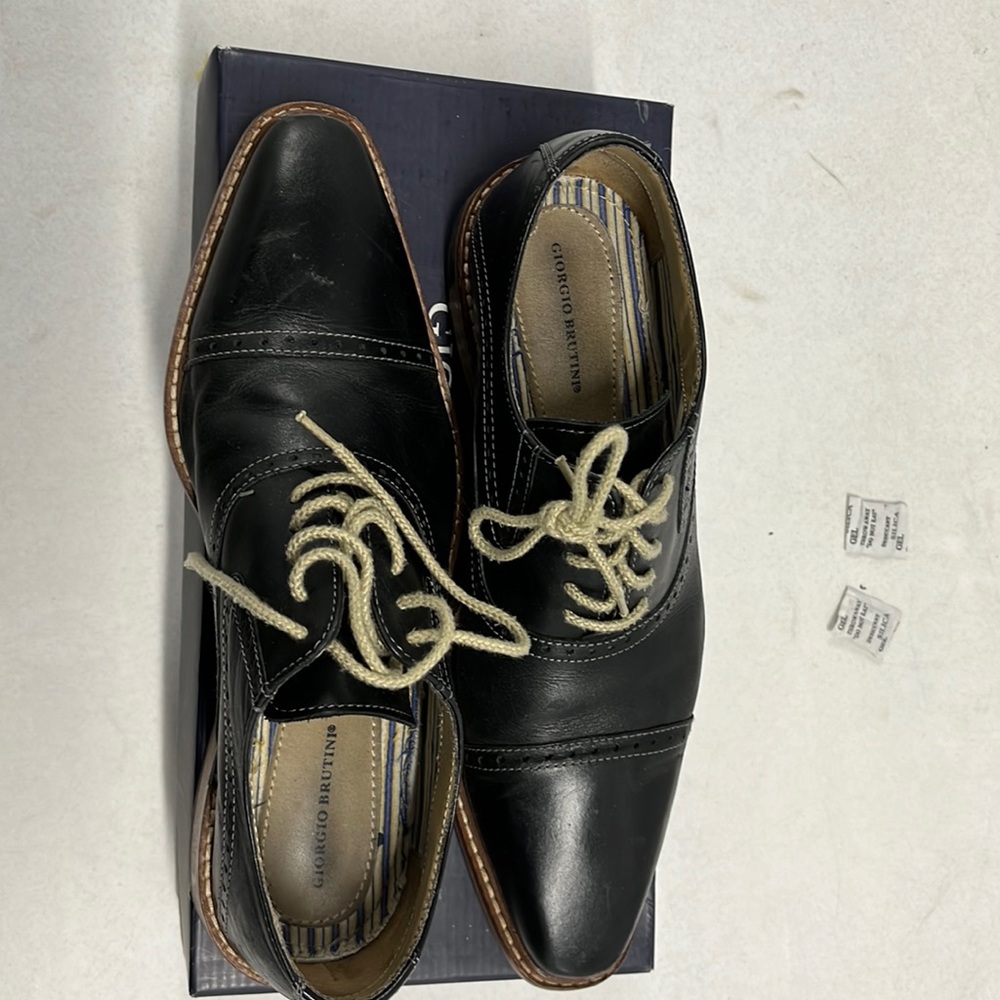 Black cap toe oxford. Stylish. I got lots of compliments.
